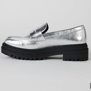 THE DROP Women's Ryan Lug Sole Loafers Silver Crinkle Metallic Size 7 BRAND NEW